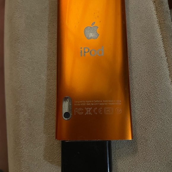 Apple iPod Nano in Bold Orange - Picture 3 of 3